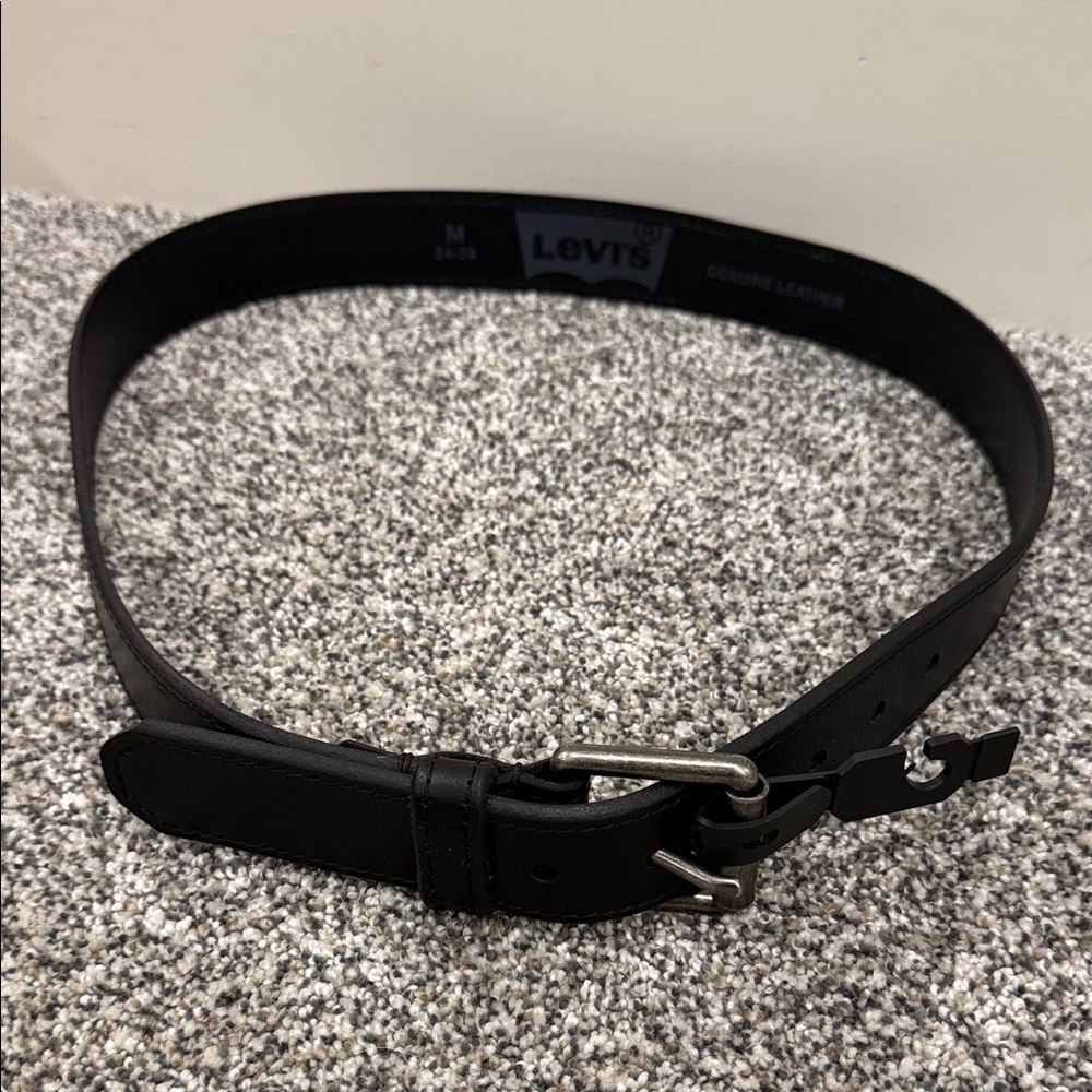 Levi's Classic Stylish Versatile Minimalist Black Leather Men's Belt Size 34/36